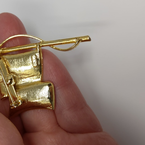 JJ Jonette American Flag Brooch Pin Signed EUC Gold Tone Rhinestones - Picture 3 of 6